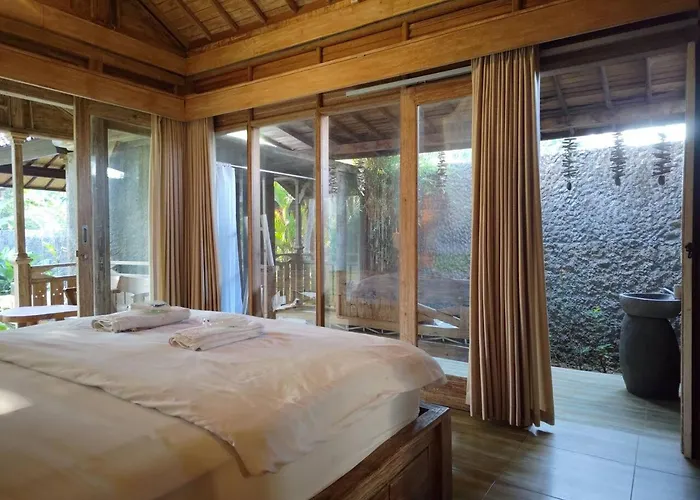 Tangkas Wooden House Villa *